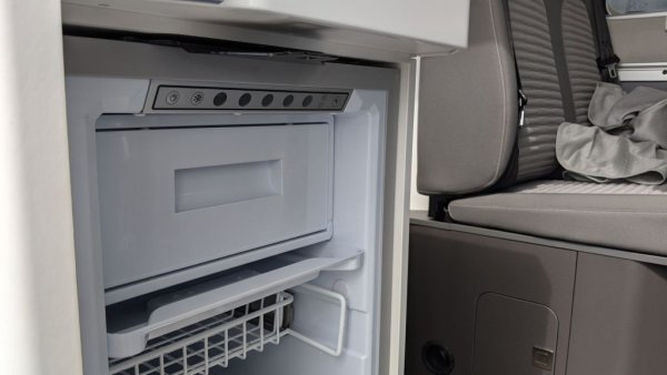 Хладилникът има пет различни степени, и спокойно приготвя лед в доста голямата си камера. Общият обем е 70 литра