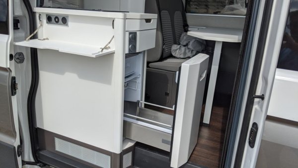 Котлоните и хладилникът са достъпни и отвътре, и отвън. Изведените контакти и USB портове определено улесняват живота