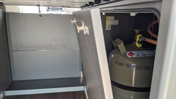 Grand California може да носи и две газови бутилки, което вече ви осигурява доста голяма автономност. На газ могат да работят отоплението и бойлерът