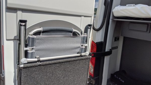 Масичката и столчетата се прибират доста удобно в задните врати