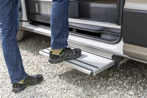 Стъпалото е електрическо и се отваря автоматично