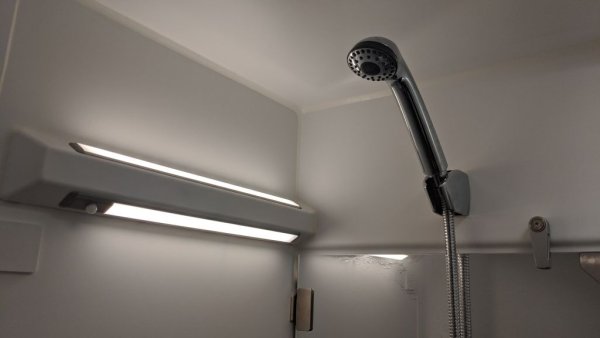 Душ кабината е тесничка, но не колкото някои, с които можете да се сблъскате в Париж например