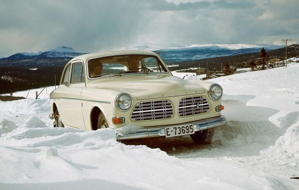 Многобройни иновации (особено от гледна точка на безопасността) просто се изливат от Volvo като от рог на изобилието: през 60 -те години в новото Volvo 140 за пръв път се появяват подглавници на предните седалки и предпазни колани за пасажерите на задната седалка. През 1963 година шведските специалисти се заемат с разработването на детски столчета за кола, ставайки първи в тази посока не само сред производителите на автомобили, но и сред компаниите, които произвеждат стоки за деца.
Още през 1964 г. официално е представен първият прототип, а през 1967 г. на Volvo Amazon се появява функцията за завъртане на предната седалка, допълнена от колани за безопасност за децата. През 1972 г. се появява пълноценна детска седалка, поставяно обратно на посоката на движение.