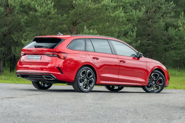 Всички знаят, че Škoda е част от VW Group, затова този модел използва платформа на германския концерн. В техническо отношение той повтаря VW Golf GTi, като е с предно предаване и се задвижва от същия 2,0-литров турбо-мотор с мощност 245 к.с. и механична скоростна кутия. Комбито на чехите се предлага и с дизелов двигател (същия като на VW Golf GTD), както и в хибриден вариант.