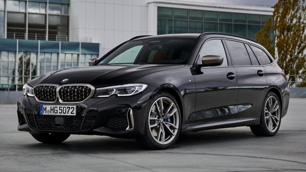 BMW с право се гордее със своите динамични автомобили за всекидневно употреба и този модел не е изключение. Той е представен е в две версии - с бензинов или дизелов двигател. Спортното комби е с мощност 340 к.с. и въртящ момент 700 Нм. Благодарение на „меката“ хибридна система автомобилът получава допълнителни 11 к.с. при ускорение.