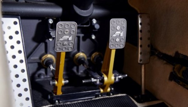 При създаването му инженерите са работили максимално във всички аспекти. И педалите не са изключение. Титановите педали са монтирани на такъв перфектен механизъм, че само да следвате работата му, е удоволствие. Поради което не е изненада, че Гордън Мъри позволи върху тях да бъде нанесен знакът F1, вместо да бъде гравиран. Второто би спестило няколко грама, но красотата изисква жертва.