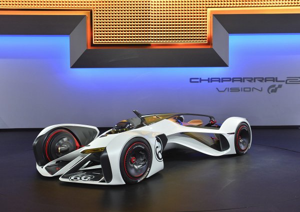 През 1970 американците от Chaparral Cars правят "квадратна&ldquo; кола с вентилатори, които засмукват въздуха под нея, създавайки ефект на прилепяне. Chaparral 2J, наречен "състезателната прахосмукачка", се превръща в опасен съперник и поради нестандартния дизайн скоро е забранен за състезания.
През 2014 г. под марката Chaparral инженерите от GM представиха също толкова необичайния 2X Vision Gran Turismo - и дори го показаха на изложението в Лос Анджелис. Този автомобил изглежда по-подходящ за някой супергерой от комиксите. Задвижва се от лазерно-импулсна система - такава никога досега не е използвана в автомобилната индустрия. Шофьорът е легнал, колата почти го обгръща и става едно цяло с него.
Как се управлява това чудо? Пилотът трябва да променя позицията на тялото, за да контролира скоростта и да избира посоката на движение. Този концепт тежи 450 кг, мощността му е 918 к.с. Ускорението до 100 км/ч отнема 2 сек, а максималната скорост е 405 км/ч. Страшно е да си представим какво ще се случи, ако подобна кола катастрофира.