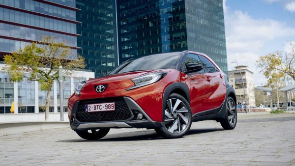 Един от малкото градски модели, които оцеляват на пазара, е Aygo, като за целта неговата каросерия беше трансформирана. Тази версия е с дължина 3,7 метра, като предлага увеличен с 2,5 см пътев просвет в сравнение с предшественика си. Може да се избира само с двигател 1.0 VVT-i с мощност 72 к.с., комбиниран с 5-степенна механична скоростна кутия или с безстепенен вариатор (CVT). Сред предимствата е сравнително големият багажник за този клас &ndash; 231 литра. Цените започват от 14 400 евро.