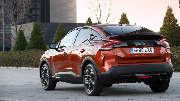 Традиционните компактни автомобили бяха &bdquo;изядени&ldquo; от SUV-моделите, което накара Citroen да направи нещо по-различно. Френската кола прилича на кросоувър и така привлича допълнително внимание, а на всичко отгоре се предлага и в електрически вариант &euml;-C4 X. За модела са достъпни още бензинови двигатели (до 155 к.с.) и турбодизел (до 130 к.с.), като цените започват от малко над 20 000 евро.