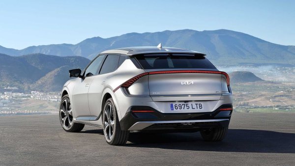 Победителят в конкурса &bdquo;Автомобил на годината в Европа 2022&ldquo; предлага впечатляващ външен вид, който донякъде го доближава до кросоувъра. Дължината на EV6 е  4,68 метра, като се предлагаг няколко нива на мощност - 170, 229 и 325 к.с. Предстои да излезе и топ-версията с 585 к.с. Базовата цена е 37 700 евро, а в замяна ще получите автомобил с пробег между 394 и 528 км  (според цикъла WLTP). 