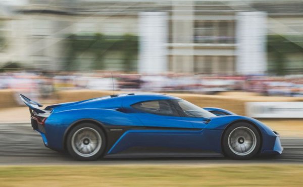 Nextv NIO EP9 записа 6 минути и 45.9 секунди за обиколка на Северна дъга на "Нюрбургринг", като това го направи и най-бързият електромобил в историята на трасето. Забележителната мощност от 1 мегават се постига от 4 електромотора, но колата има и други силни оръжия активно окачване и аеродинамика, която генерира притискателна сила от 2,5 тона при 250 км/ч. Досега са продадени 6 бройки от модела, като всяка струва 1,2 млн. долара.
