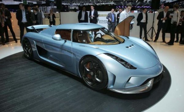 Инженерите Koenigsegg са непримирими в стремежа си за увеличаване на мощността. Regera разполата с двигател с вътрешно торене с 1100 к.с., на който му помага електромотор със 700 к.с. Максималната скорост в случая е 410 км/ч, като ускорение от 0 до 100 км/ч отнема 2,8 секунди. Всичко това става без традиционна скоростна кутия, тъй като се използва технологията Direct Drivе. Това позволява на шведската хиперкола да бъде значително по-лека от Bugatti Chiron - 1540 срещу 1995 кг.

