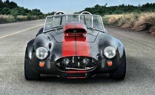 Този автомобил е уникален, тъй като под капака му е поставен 16-литров V8 двигател. Без помощта на турбокомпресор той изстрелва колата от 0 до 300 км/ч за по-малко от 10 секунди. Всеки двигател достига 9500 об/мин, като се изработва на ръка във фабриката в Бад Гандерсхайм в Германия. Това обяснява и цената на автомобила - 545 000 долара.
