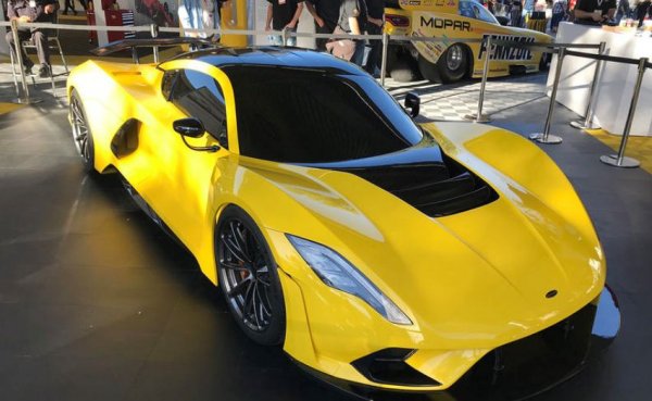 Hennessey описват Venom F5 като "американската хиперкола", което е напълно справедливо, тъй като от нейните характеристики определено може да ви се завие свят. Под капака е поставен 7,6-литров V8 с мощност 1600 к.с., който осигурява ускорение от 0 до 100 км/ч за по-малко от 3 секунди. Скорост от 400 км/ч се постига за под 30 секунди, а се твърди, че Venom F5 ще може да вдигне 482 км/ч. Всичко това си има цена - 1,6 млн. долара, като ще бъдат произведени само 24 бройки от модела.
