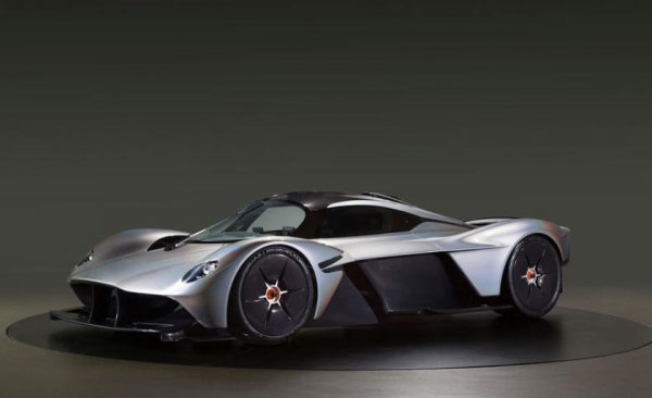 Aston Martin ще произведе 150 бройки от  Valkyrie, която е най-мощната кола в историята на марката. Тези 1160 к.с. се постигат от 6,5-литров V12 двигател на Cosworth и електромотор, създаден от хърватската Rimac. Според създателите на автомобила, той може да измине една обиколка на "Силвърстоун" за същото време, което ще даде и болид от Формула 1. Това се постига, благодарение на огромната сила на притискане, която позволява завиване с висока скорост. Освен това, Valkyrie е и много лека  - 1030 кг.

