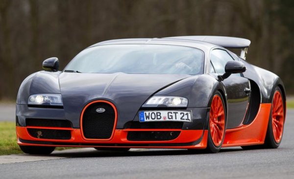 Моделът Veyron вече не се произвежда, тъй като беше изместен от Chiron. Пръвата хиперкола на Bugatti обаче си остава един от най-бързите и най-мощни автомобили на планетата. Той ускорява от 0 до 100 км/ч за 2,5 секунди и развива 431 км/ч. От версията Sport са произведени едва 25 бройки, като всяка струва 3 млн. долара. Стряскаща цифа за кола, чийто резервоар свършва за 8 минути.
