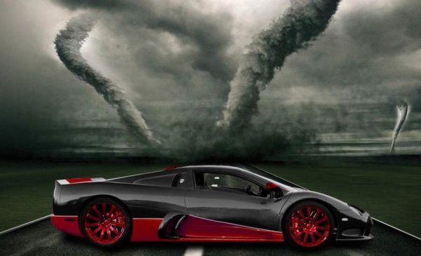 SSC Aero стартира гамата си от хипеколи с Corvette с 782 к.с., за да завърши с Ultimate Aero с 1300 к.с. Двойните турбокомпресори са причината за почти двойното увеличение на мощността на XT. Те са поставени на 6,9-литров V8 двигател на Chevrolet, като по време на тестове в аеродинамичен тунел колата е развила 411 км/ч. Изчисленията показват, че в благоприятни условия тя ще вдигне 439 км/ч, което вероятно обяснява и защо от нея вече са продадени 5 бройки, всяка на цена от 740 000 долара.
