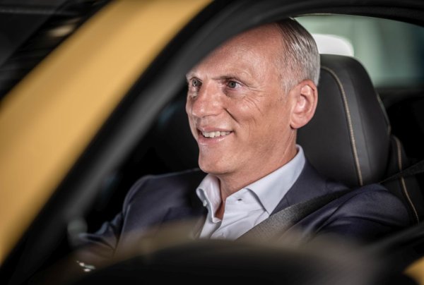 - Абсолютно. Повишихме прогнозата си на 1 август. Очакваме продажбите ни да пораснат между 5 и 9 процента през 2023, и да сме номер 1 в света. През юли имахме над 100,000 автомобила аванс пред втория, така че ако запазим тенденцията, със сигурност ще останем на върха. 
