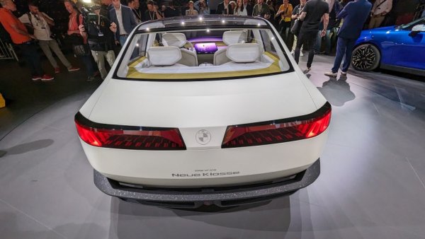 - Разбира се, ние гледаме много сериозно на китайските си конкуренти. В същото време BMW оперира в различни ценови сегменти от повечето от тях. Освен това, както казах, дори на много конкурентния китайски пазар ние печелим пазарен дял. Така че сме готови да се конкурираме с китайските марки. Ако те дойдат в Европа - а някои вече са тук - те тепърва ще трябва да докажат, че резонират с нуждите на клиентите, че имат нужното следпродажбено обслужване, че доставките на компоненти функционират... Тоест предстои им да организират много неща. 
Не смятаме, че собственото производство на батерии е нужно, за да се конкурираме с китайците. Развитието на технологиите в тази област е толкова бързо, че рискуваме, ако започнем наше производство, да изостанем. Ние имаме достатъчно компетентност в тази област благодарение на специалния ни център до Мюнхен, и имаме партньорства с други компании, за да получим технологиите за клетките, от които се нуждаем. 
