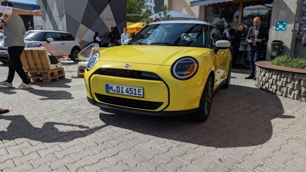 - Преди всичко, новото MINI Cooper SE не е по-евтино от предшественика си. Просто вече има една по-базова версия - Cooper E. Иначе, действително, времената, в които предлагането бе по-ниско от търсенето, отминаха. Ситуацията с полупроводниците се промени. Но ние инвестирахме много в директно таргетиране на клиентите и дигитален маркетинг, така че работим на база търсене, вместо на агресивни продажби. И това си личи по много силните показатели на печалбата ни. 

