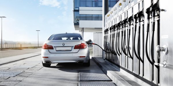 - Преди всичко нека кажа, че ние сме една от най-успешните компании в областта на електромобилите. Ние сме за използването на множество технологии, но в същото време, ако ни сравните с по-старите конкуренти, сме най-добри в електрификацията. Тази година ще постигнем 15% дял на електромобилите от общите продажби. А в Китай - много конкурентен пазар в тази област - за първата половина на 2023 сме продали повече електромобили от Mercedes и Audi, взети заедно. Така че сме много сериозни за електромобилите с батерии. Но също така смятаме, че е мъдро да си оставим и други опции, що се отнася до технологии. Това включва и синтетичните горива, които са особено подходяща възможност за съществуващия автомобилен парк. Не непременно за новите коли, но за съществуващия парк - със сигурност. 

