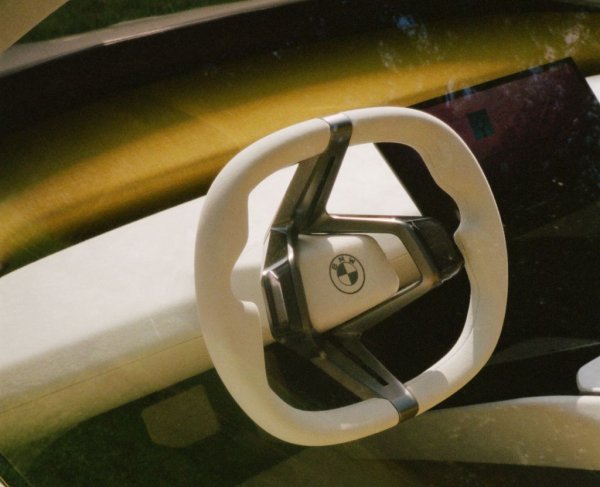 - Ние твърдим, че не е. Не е добра идея да се забрани ДВГ в Европа от 2035. Смятаме, че това ще бъде осъзнато постепенно, макар че може би още е твърде рано. Подготвени сме за такава забрана, защото вече имаме електрически модел във всеки сегмент, където присъстваме. А с Neue Klasse ще ускорим много процеса на електрификация. Но все пак не можем да предвидим всички геополитически елементи от едно решение Европа да премине само към електромобили. 
