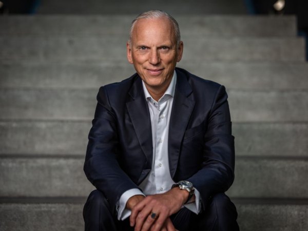 - Дори и сега на пазара има доста агресия с цените. С марката BMW ние сме активни в сегмент, където клиентите са готови да заплатят определена цена. Стига, естествено, продуктът да заслужава това. А мисля, че сегашният ни пазарен успех е достатъчно ясно потвърждение. Вече изискваме определена ценова премия от пазарите, и въпреки това на много от тях продължаваме да печелим пазарен дял. Така че сме много добре подготвени. 
