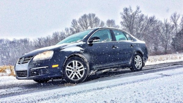 Твърдението, че дизеловите двигатели се стартират по-трудно през зимата от бензиновите, е само отчасти вярно. Поради високия коефициент на компресия в буталната част, както и заради по-здравите и големи части, които са необходими за ефективното завъртане на коляновия вал от стартера, е необходимо да се следи по-внимателно състоянието на акумулатора и нагревателните свещи. За да опростите стартирането в студено време, е добре да инсталирате подгревател.