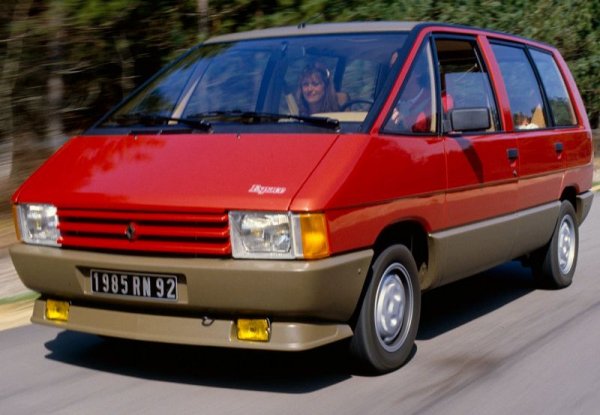 Първият Espace всъщност е проектиран от съперника на Renault - Peugeot. Специализираната френска компания Matra има приличен бизнес през 70-те и 80-те, като прави иновативния Rancho за Peugeot-Talbot. Псевдо 4x4 "лайфстайл" кросоувърът е много по-напред по отношение на тенденциите тогава.