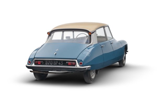 Citroën DS е автомобил, изпреварил времето си. Неговият футуристичен стил е лазработен от италианския дизайнер Фламинио Бертоне, а новаторски технически решения - като хидропневматичната подвеска, го направиха легенда. Двигателят с обем 2,3 литра и мощност 140 л.с. позволява ускорение до 100 км/ч за 12,3 секунди. Максималната скорост е 1880 км/ч.

DS си остава един от символите на френската автомобилна индустрия, като се появява дори във филми, създадени в Холивуд. През 1955 цената му е била около 2800, което днес е еквивалент на около 28 000 долара.