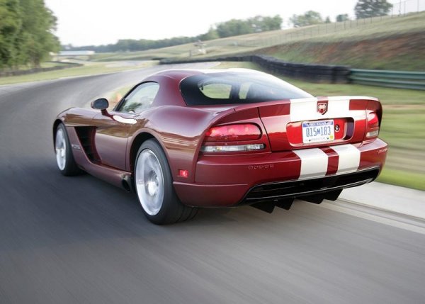 Мощният двигател се управлява чрез шест степенна скоростна кутия