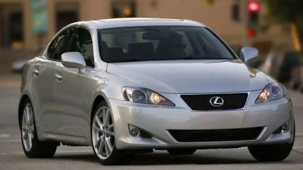 Този модел се появи в САЩ през 2006  г. В момента  5,8 процента от първоначалните купувачи на Lexus IS 350 все още го държат в гаража си.
