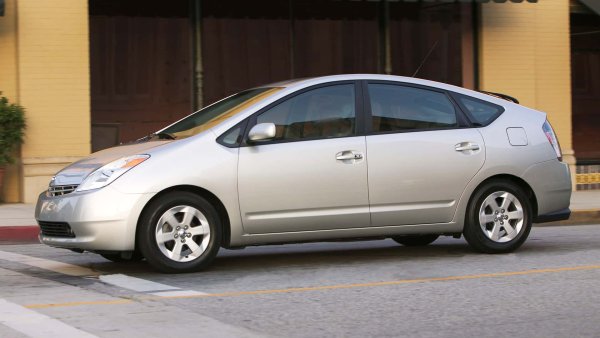 Навлизаме в &bdquo;царството на Toyota&ldquo;, започвайки с Prius. Моделът от второ поколение пристигна през 2004 г., затвърждавайки Prius като хибрид, който задава модата на пазара.  6,3 процента от първите собственици все още обичат своите коли.
