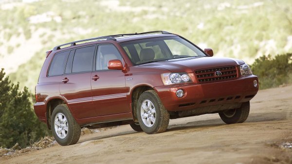 Големият Highlander пристигна в началото на 2000-те, за да се изправи срещу Ford Explorer. Той бързо се превърна в хит и 6,6 процента от първоначалните купувачи все още използват този автомобил.
