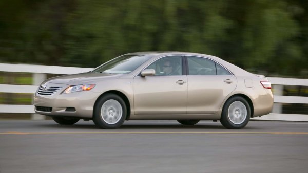 Camry не се интересува колко популярни са SUV-овете. Някога това беше най-продаваното семейно превозно средство в Америка, а в хибридна форма тези по-стари модели все още се обичат от 6,9 процента от първоначалните им собственици.
