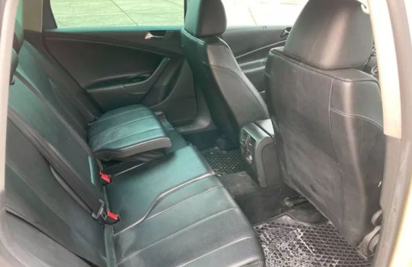 Задният диван изглежда по-запазен, но има и вградена фабрично сгъваема детска седалка, която може да се сгъне по всяко време без да отнема от багажника. 