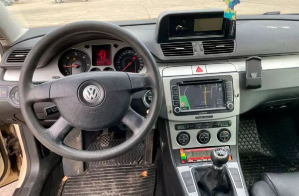 Собственикът на комбито наскоро е сменил спирачките и нахладките, като обявата му завършва с думите Voll Fahrbereit - готово за работа. Както се казва у нас – сядаш и караш, като в случая разчиташ на комбинация от здрав дизелов мотор със 140 к.с. и 6-степенна механична скоростна кутия.