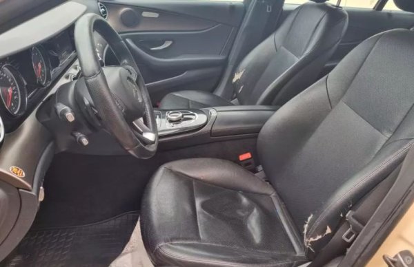 Най-слабото звено в интериора и тук са седалките, чиито странични стени са докосвани при всяка слизане и качване, а това води до разкъсване на облицовката им.