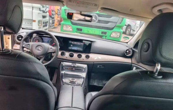 Като цяло именно състоянието на салона издава големия пробег на колата, въпреки че тя е произведена едва през 2017 г. Ако не беше такси, E-Class на 6 години ще струва 3-4 пъти повече.