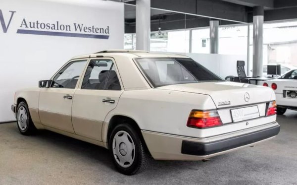 Този екземпляр е навърлягт 555 409 км, като е с оригиналния си мотор. Това е най-старият дизелов двигател на Mercedes с мощност 75 к.с., който често е определян като &bdquo;вечен&ldquo;.