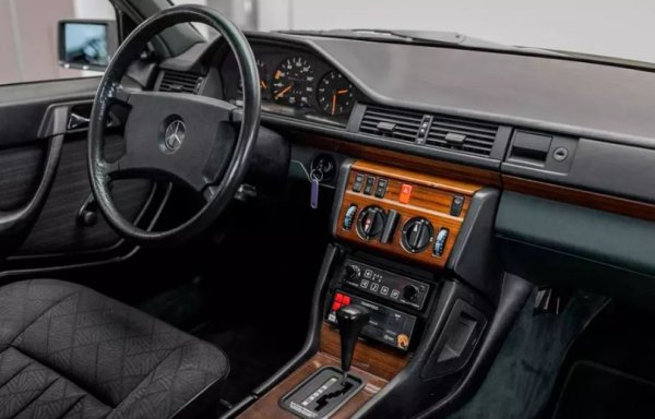 Салонът е много добро състояние, като в него просто няма какво да се развали &ndash; обикновен вола, седалки с плат, бутони и фурнир от масивно дърво.