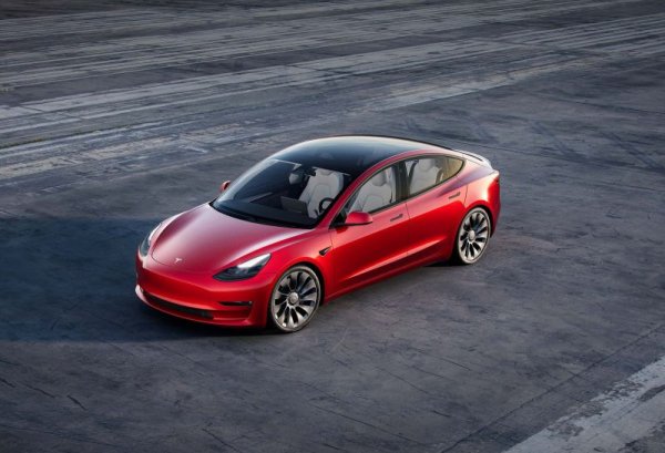 Глобалният дебют на Model Y подяде видимо пазарния дял на Model 3, а и отне от производствения капацитет. В началото на март обаче Илон Мъск получи разрешение от китайските власти да увеличи капацитета на фабриката в Шанхай. 
Пазарен дял: 2.6%