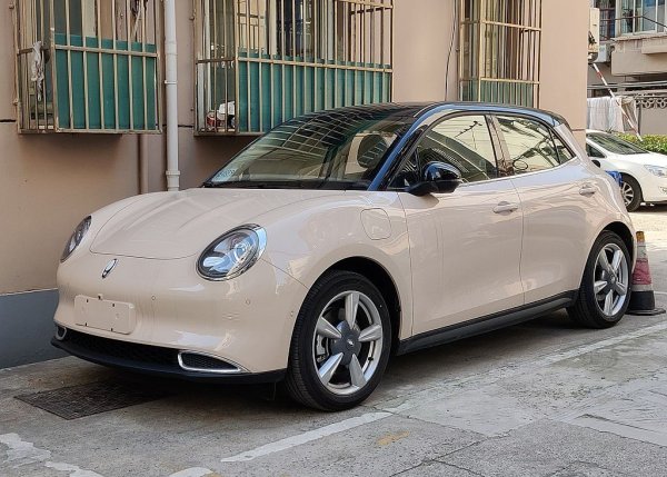 11. Changan Benni EV - 9853
12. Chery eQ1 - 9412
13. Great Wall ORA Good Cat - 9055 (НА СНИМКАТА)
14. BYD Tang PHEV - 8853
15. BYD Qin Plus EV - 7086
16. GAC Aion S - 7050
17. Xpeng P7 - 6725
18. BYD Yuan Pro EV - 6601
19. Hozon Neta V - 6482
20. GAC Aion Y - 6415
