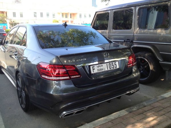 Паркингът пред Американския университет в Дубай