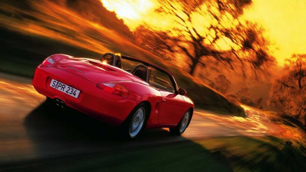 Попитайте собственик на Porsche 911 (993) какво мисли за модела 996, и ще видите, че няма позитивни реакции. Основната причина? Според някои тя е в преминаването към двигател с водно охлаждане. Именно Boxster е първата кола за марката, отказала се от емблематичното за Porsche въздушно охлаждане. 