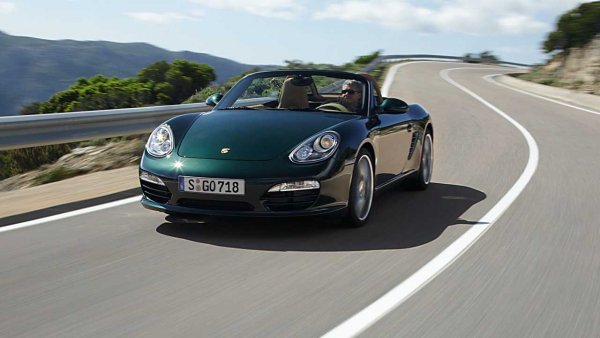 Как може да направиш Boxster дори още по-атрактивен? Като го доближите до 911! През 2004 година, Porsche представя поколението с индекс 987. Моделът има доста общи неща с 911, като сред тях са системата PASM, керамичните спирачки PCCB и пакетът Sport Chrono, като опция.