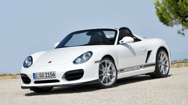 През 2010 година, Porsche представя Boxster Spyder - модел с 320 конски сили и 3,4-литров 6-цилиндров боксер. От тогава насам тази версия е винаги налична, винаги с атмосферен мотор.