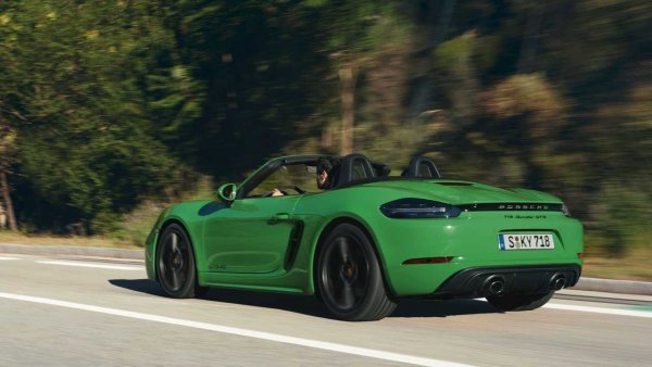 След появата на 4-цилиндровия двигател, много клиенти страдат за легендарния 6-цилиндров боксер. От Porsche реагират с версията GTS 4.0 с атмосферен 6-цилиндров мотор, за да побутне търсенето. И успява...