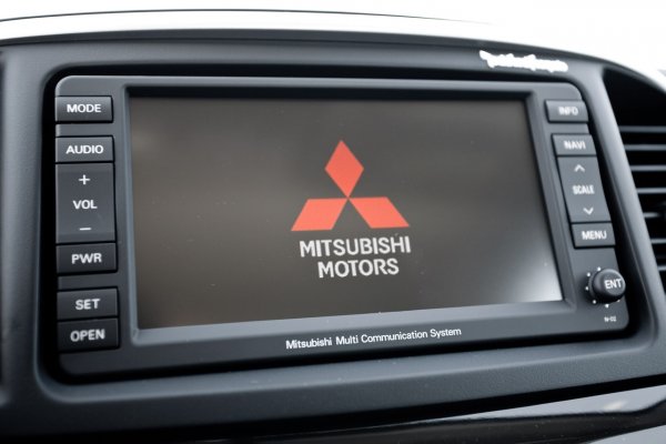 Налична е и навигационната система със седем инчов touch screen дисплей. Стандарт при MR версията е и аудио системата Rockford Fosgate. Тя разполага с девет
тонколони и функция настройваща нивото на звука според шума от пътя