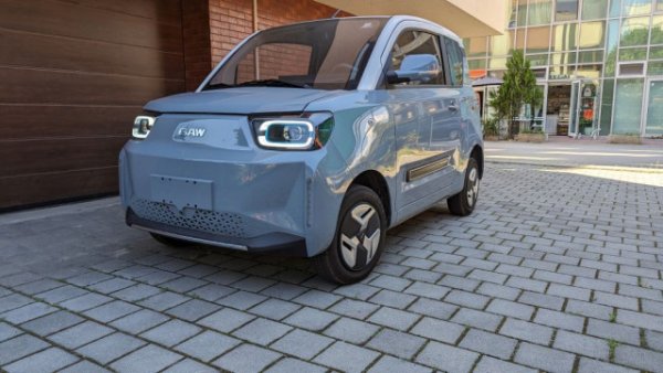 Най-евтиното четириколесно превозно средство с покрив, предлагано у нас, е Citroen Ami. При това е и с електрическо задвижване. Но ще е голямо насилие над фактите да го наречем "автомобил". Все пак говорим за машина с 45 км/ч максимална скорост, и с едва 75 км обхват. От тази година в България вече се предлага и китайският BAW Pony (на снимката), който също се води четириколка, а не кола. Но поне развива 90 км/ч и позволява да излезете на магистралата. Неговата цена е малко над 28 000 лева, но без ДДС. 
